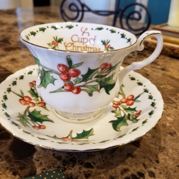 A Christmas Cup of Tea Book & Teapot Cup/Saucer - Picture 8 of 13